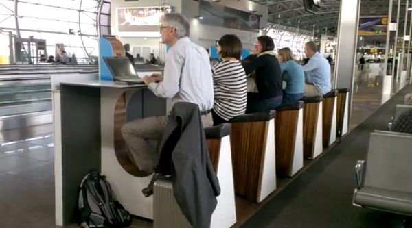 En el aeropuerto de Schiphol de Amsterdam podrás cargar tu móvil en bicileta