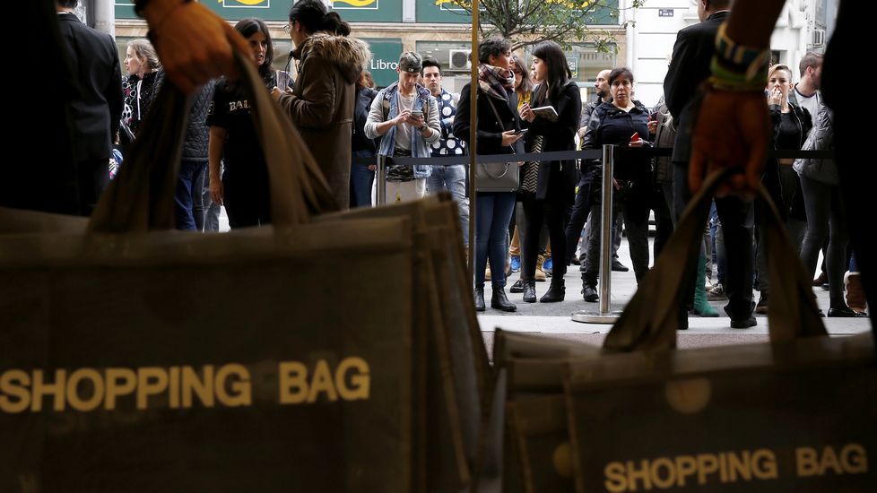 H&M a punto de abrir sus puertas para comprar una prenda de Balmain - Sergio Barrenechea