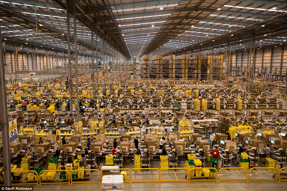 No es un hormiguero, son los almacenes de Amazon durante el Black Friday - dailymail.co.uk